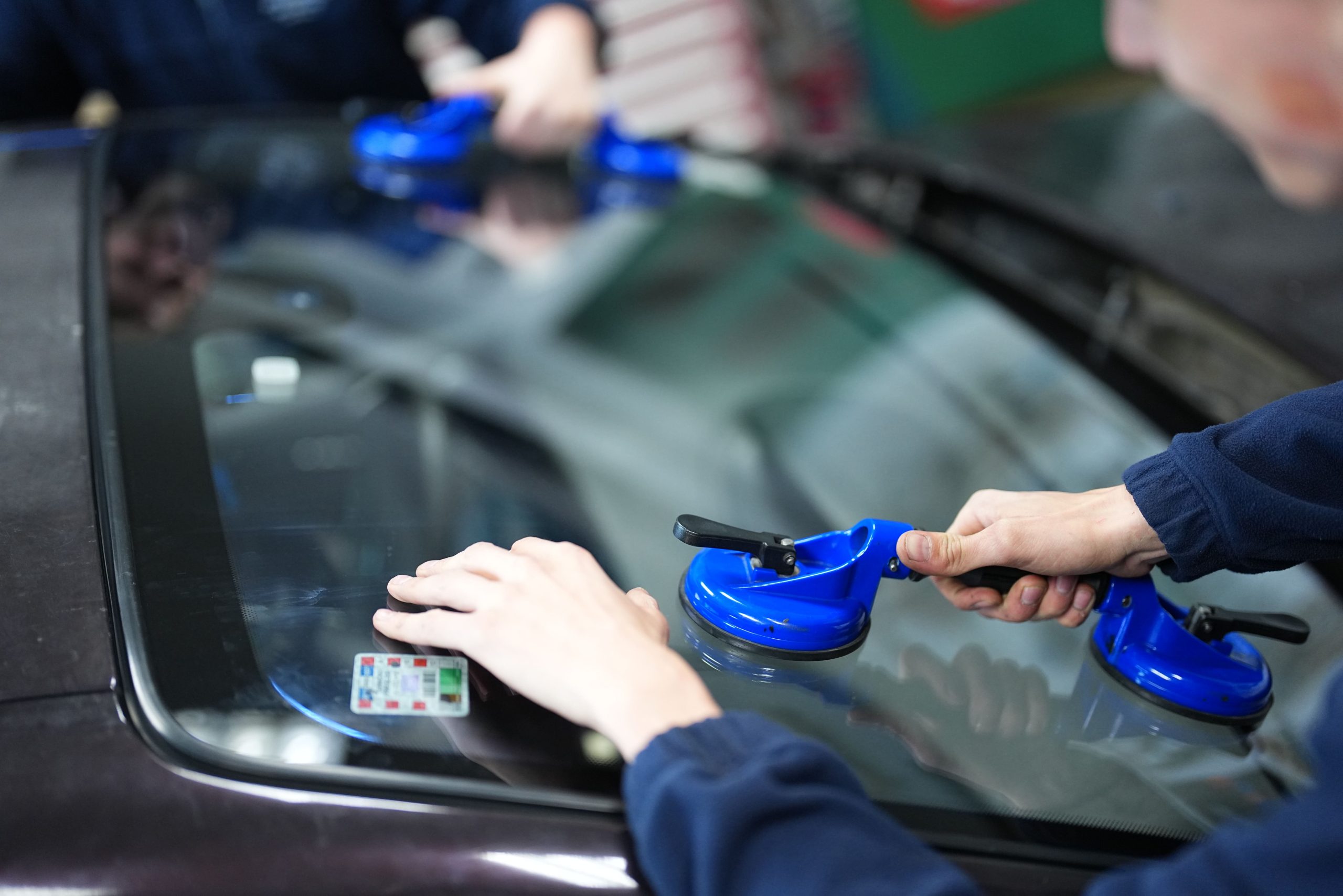 Zamjena napuknutog vjetrobranskog stakla u Auto-Safra servisu