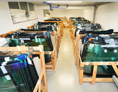 Skladište auto stakala u Auto-Safra radionici - Prodaja autostakla