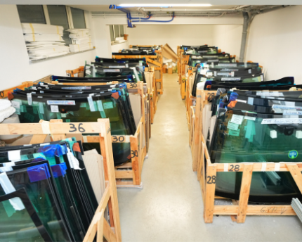 Skladište auto stakala u Auto-Safra radionici - Prodaja autostakla